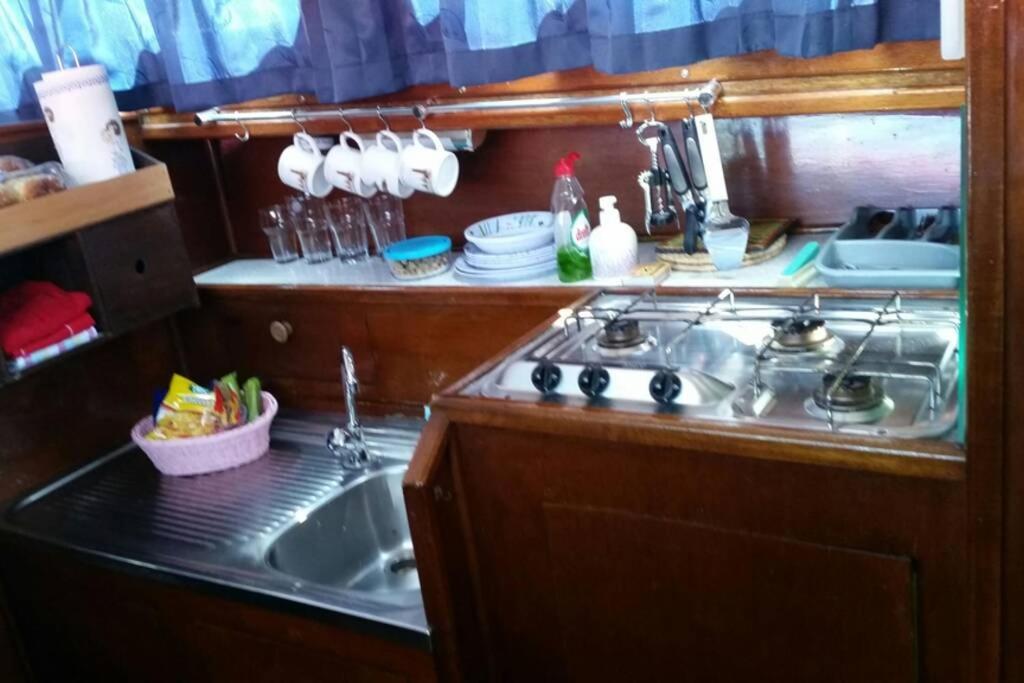 Boat Allemansfreon - Kamperen Op Het Water - Niet Om Mee Te Varen - Read Host Profile-Lees Hostprofiel Jutrijp Exterior photo