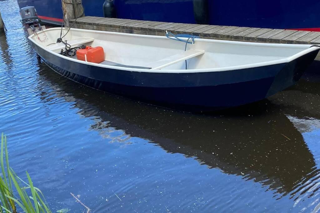 Boat Allemansfreon - Kamperen Op Het Water - Niet Om Mee Te Varen - Read Host Profile-Lees Hostprofiel Jutrijp Exterior photo