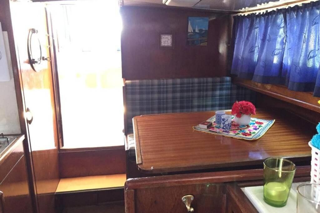 Boat Allemansfreon - Kamperen Op Het Water - Niet Om Mee Te Varen - Read Host Profile-Lees Hostprofiel Jutrijp Exterior photo