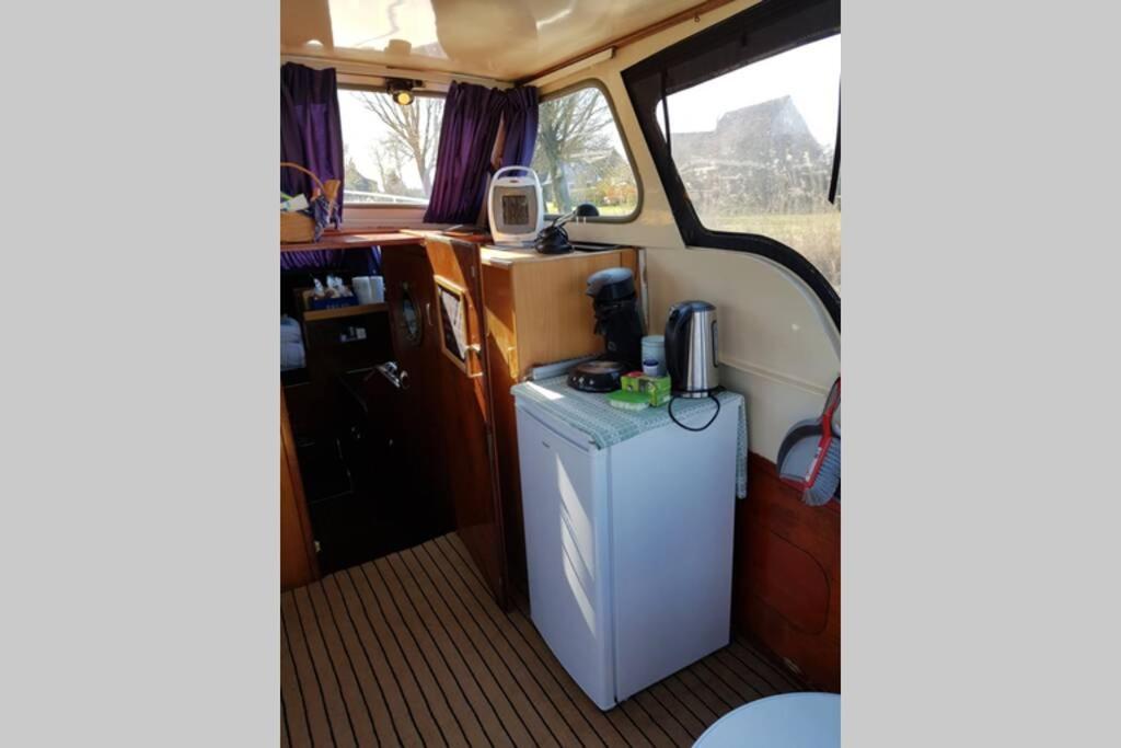 Boat Allemansfreon - Kamperen Op Het Water - Niet Om Mee Te Varen - Read Host Profile-Lees Hostprofiel Jutrijp Exterior photo