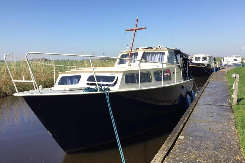 Boat Allemansfreon - Kamperen Op Het Water - Niet Om Mee Te Varen - Read Host Profile-Lees Hostprofiel Jutrijp Exterior photo