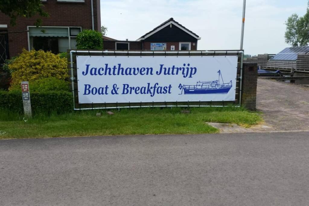 Boat Allemansfreon - Kamperen Op Het Water - Niet Om Mee Te Varen - Read Host Profile-Lees Hostprofiel Jutrijp Exterior photo