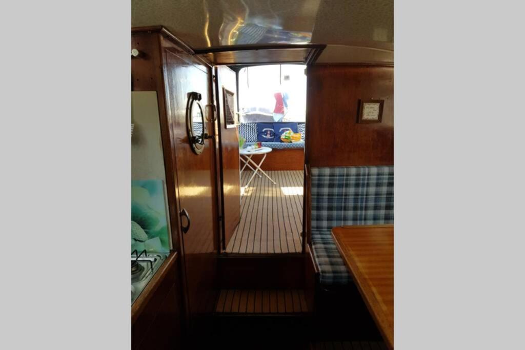 Boat Allemansfreon - Kamperen Op Het Water - Niet Om Mee Te Varen - Read Host Profile-Lees Hostprofiel Jutrijp Exterior photo